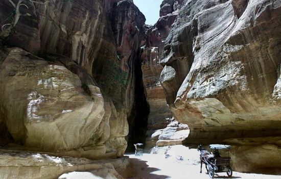 الأردن.. إجلاء 1800 سائح حاصرتهم السيول في البتراء