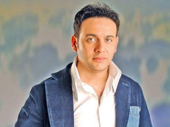 الفنان مصطفى قمر يعلن تعافيه من مشكلة بالأحبال الصوتية