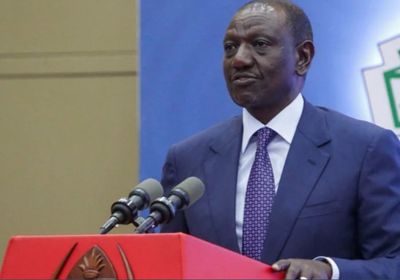 بسبب الغلاء.. رشق الرئيس الكيني بـ"الحذاء" أثناء خطابه