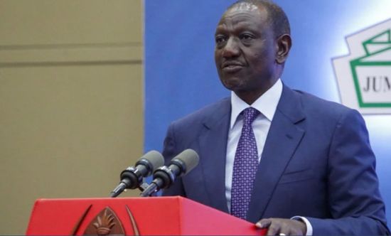 بسبب الغلاء.. رشق الرئيس الكيني بـ"الحذاء" أثناء خطابه