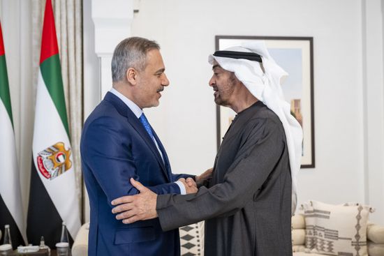 رئيس الإمارات يستقبل وزير الخارجية التركي في قصر الشاطئ