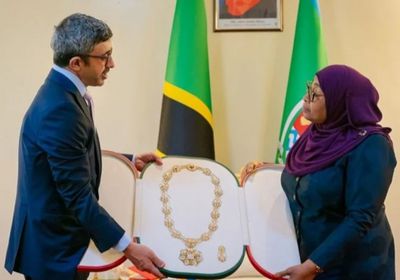 محمد بن زايد يمنح رئيسة تنزانيا "وسام أم الإمارات"