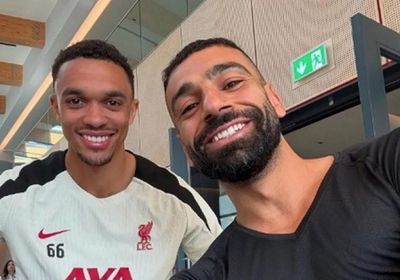 محمد صلاح يودع أرنولد بعد الانتقال إلى ريال مدريد