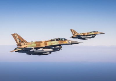 الطيران الإسرائيلي يستهدف مطار صنعاء ومحيطه بـ 15 غارة 