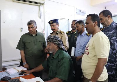 المنهالي يدشن السجل المدني الإلكتروني في مدينة المكلا