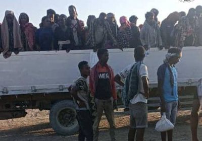حزام أبين يضبط شاحنتين محملتين بعشرات اللاجئين الأفارقة