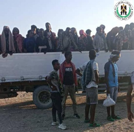حزام أبين يضبط شاحنتين محملتين بعشرات اللاجئين الأفارقة