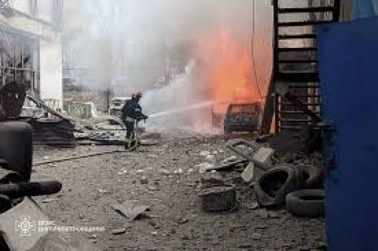 3 قتلى في هجوم صاروخي روسي على مدينة في الشرق الأوكراني