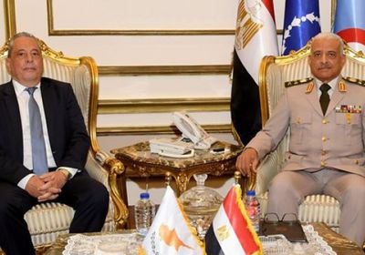 وزير الدفاع المصري يلتقى نظيره القبرصى في القاهرة