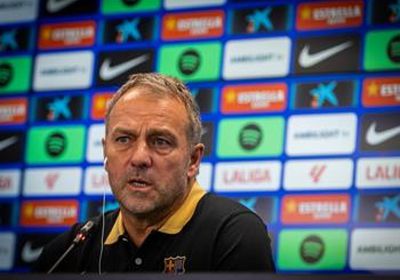 فليك مدرب برشلونة يستشيط غضبًا من القرارات التحكيمية