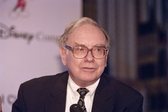 "وارن بافت" يحتفل بـ 60 عامًا في قيادة "بيركشاير"