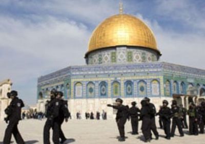 عشرات المستوطنين يقتحمون باحات المسجد الأقصى