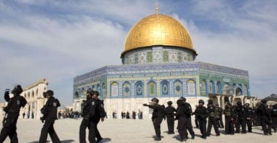 عشرات المستوطنين يقتحمون باحات المسجد الأقصى