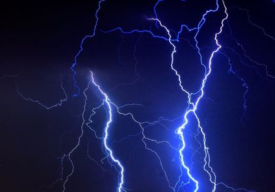 صاعقة برق تضرب منزلًا سكنيًا في تكساس