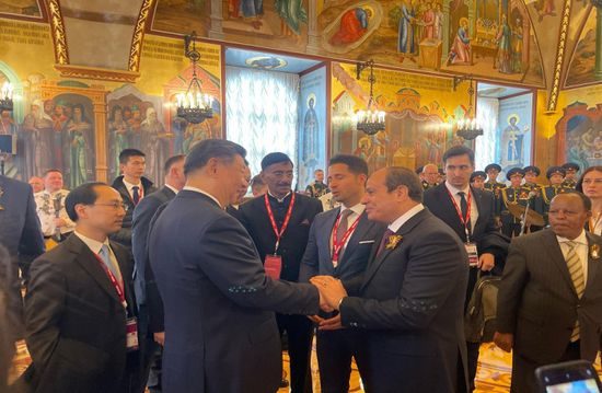 السيسي يتبادل الأحاديث الودية مع عدد من قادة الدول في موسكو