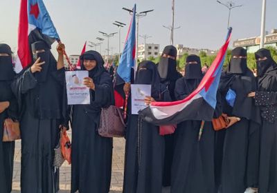 وقفة احتجاجية نسوية في خورمكسر تنديدا بانهيار الخدمات