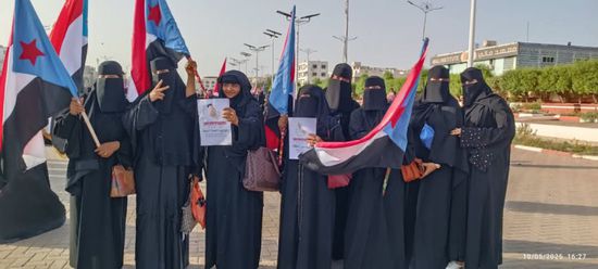 وقفة احتجاجية نسوية في خورمكسر تنديدا بانهيار الخدمات