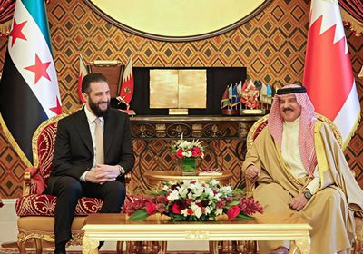 عاهل البحرين والشرع يبحثان تعزيز العلاقات والتطورات الإقليمية