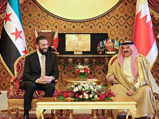 عاهل البحرين والشرع يبحثان تعزيز العلاقات والتطورات الإقليمية