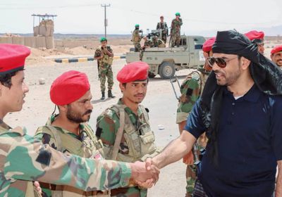 أركان دفاع شبوة يتفقد المواقع العسكرية والأمنية في مديرية عتق