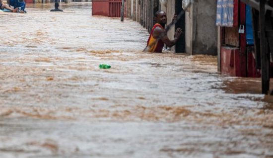 مسؤول: مقتل أكثر من 100 جراء الفيضانات في شرق الكونجو