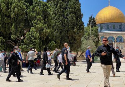عشرات المستوطنين يقتحمون باحات المسجد الأقصى
