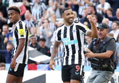نيوكاسل يقترب من دوري الأبطال بالفوز على عشرة لاعبين من تشيلسي