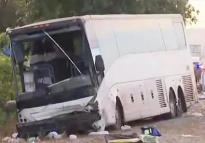 مصرع شخص وإصابة آخرين في تحطم حافلة سياحية بكاليفورنيا