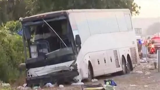 مصرع شخص وإصابة آخرين في تحطم حافلة سياحية بكاليفورنيا