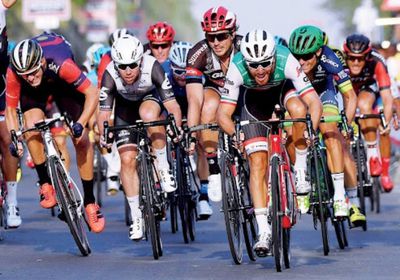 متسابق ينجو من هجوم ماعز شارد بسباق إيطاليا للدراجات