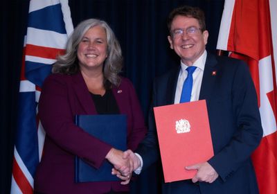 بريطانيا وسويسرا توقعان مذكرة لإنشاء خط سكة حديد عبر نفق المانش