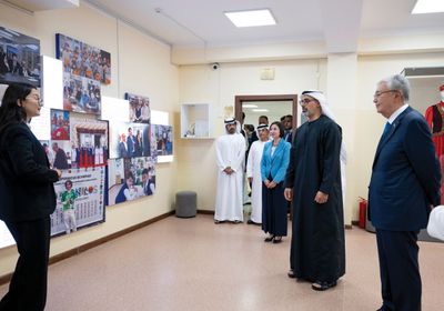 ولي عهد أبوظبي يزور مدرسة الشيخ خليفة بن زايد في أستانا