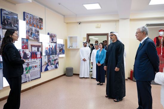 ولي عهد أبوظبي يزور مدرسة الشيخ خليفة بن زايد في أستانا