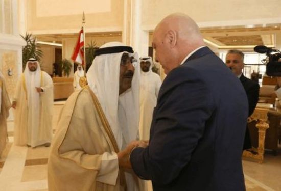 أمير الكويت يعلن رفع التمثيل الدبلوماسي مع لبنان