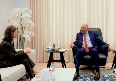 الرئيس الزُبيدي وسفيرة فرنسا يناقشان تداعيات الوضع الإنساني المتدهور