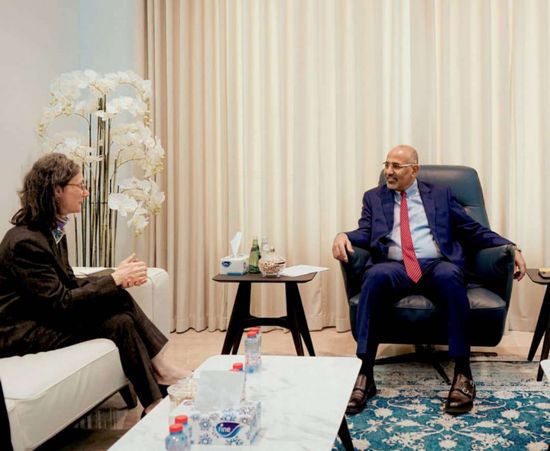 الرئيس الزُبيدي وسفيرة فرنسا يناقشان تداعيات الوضع الإنساني المتدهور