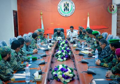 قائد الحزام الأمني يناقش سبل تعزيز دور العلاقات العامة