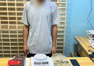 القبض على تاجر مخدرات في عدن بحوزته كيلو حشيش