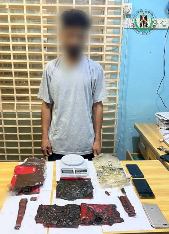 القبض على تاجر مخدرات في عدن بحوزته كيلو حشيش