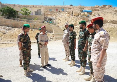 بارجاش يطلع على خطط التدريب في معسكر الأدواس بحضرموت