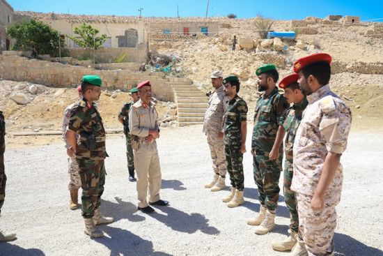 بارجاش يطلع على خطط التدريب في معسكر الأدواس بحضرموت