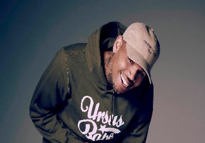 إبقاء المغني كريس براون رهن الاحتجاز في بريطانيا