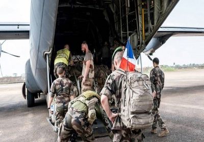 القوات الفرنسية تغادر قاعدة عسكرية بميناء داكار