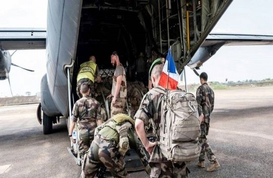 القوات الفرنسية تغادر قاعدة عسكرية بميناء داكار