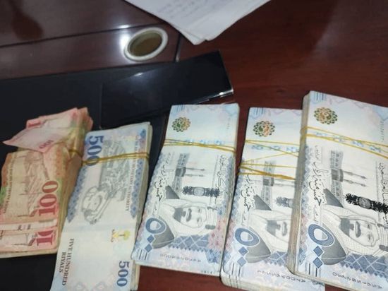 القبض على متهم بسرقة 220 ألف ريال سعودي في عدن