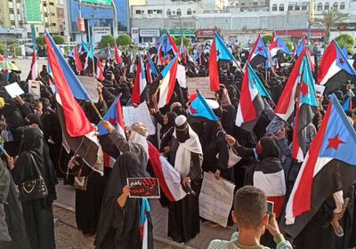 الوقفة النسوية في عدن توجه 4 مطالب للمبعوث الأممي
