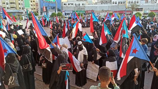 الوقفة النسوية في عدن توجه 4 مطالب للمبعوث الأممي