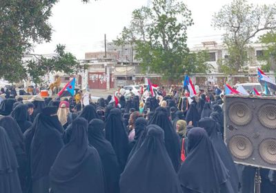 وقفة نسوية في أبين تطالب بتحسين المعيشة وبرامج تمكين