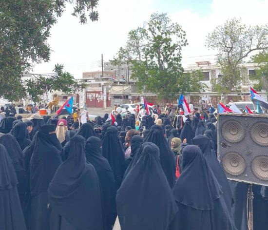 وقفة نسوية في أبين تطالب بتحسين المعيشة وبرامج تمكين