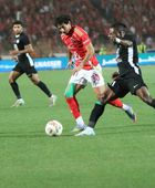 الأهلي يقتنص فوزاً مثيراً من أنياب البنك.. ويواصل صدارة الدوري